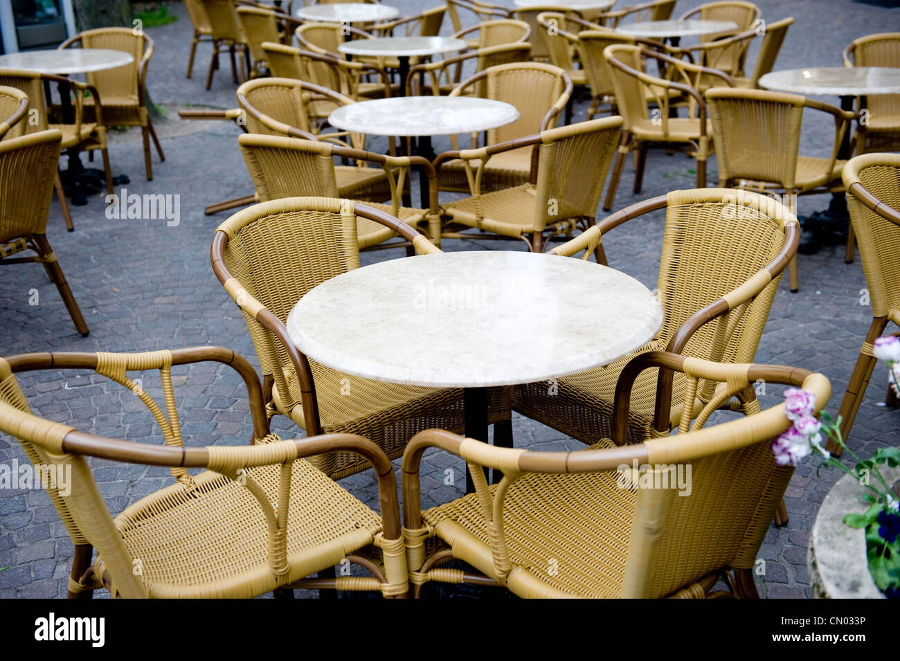 Gros plan du woven chaises de paille dans un café. Banque D'Images