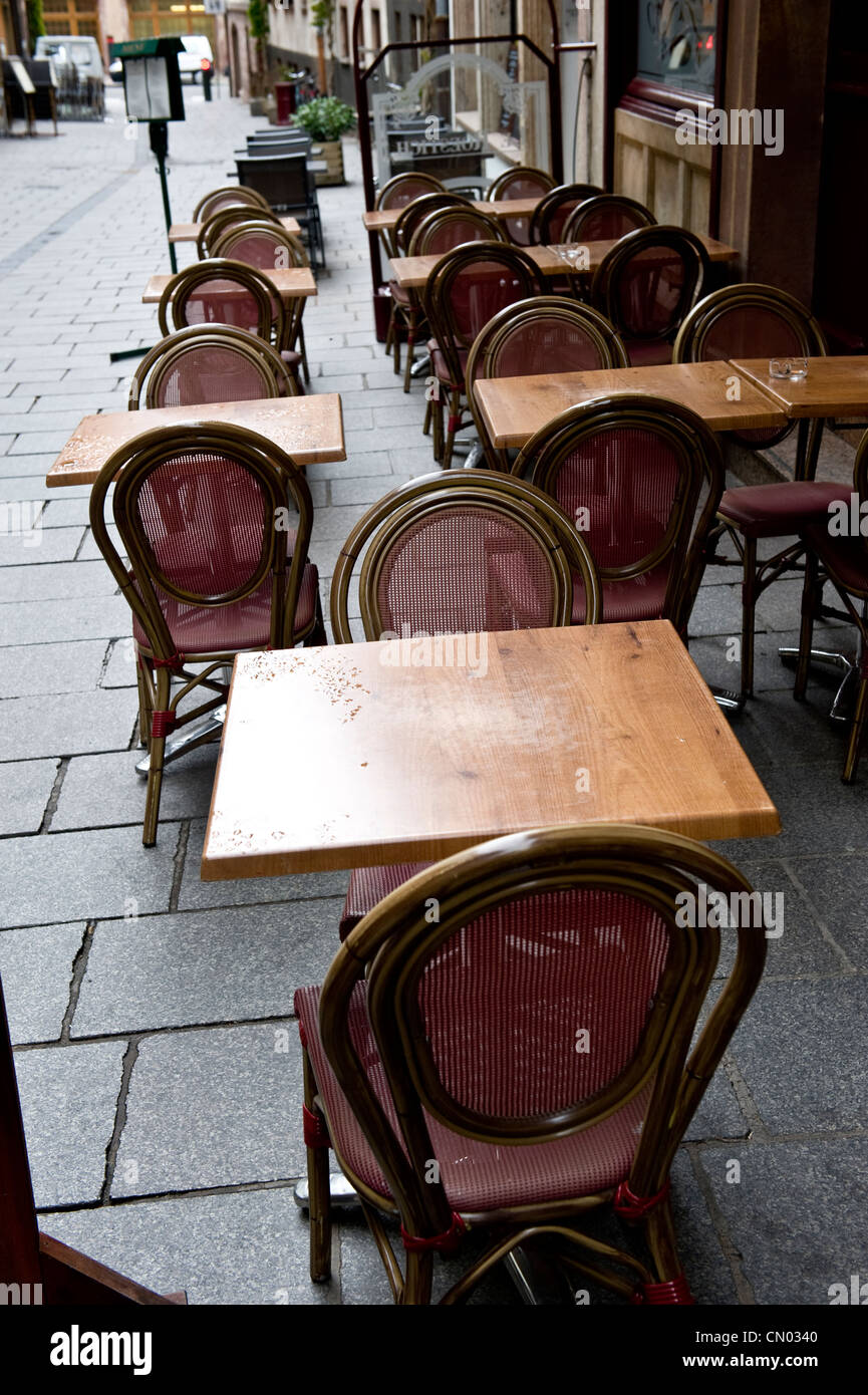 Photo de gros plan de configuration de table en bois à l'extérieur. Banque D'Images
