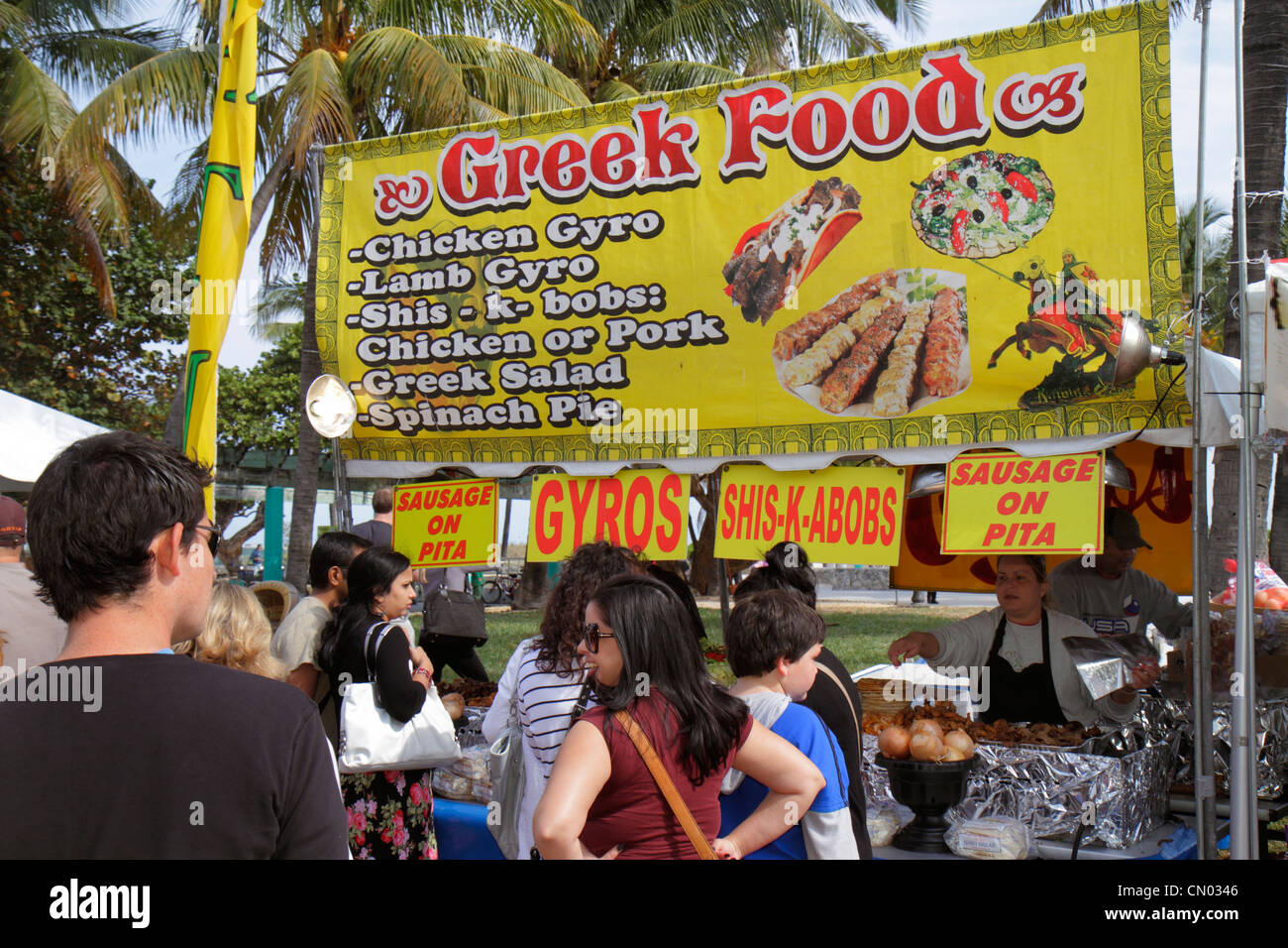 Miami Beach Florida, Ocean Drive, quartier historique art déco, week-end art déco, festival, cuisine grecque, homme hommes, femme femmes, ligne, file d'attente, afficher cas Banque D'Images