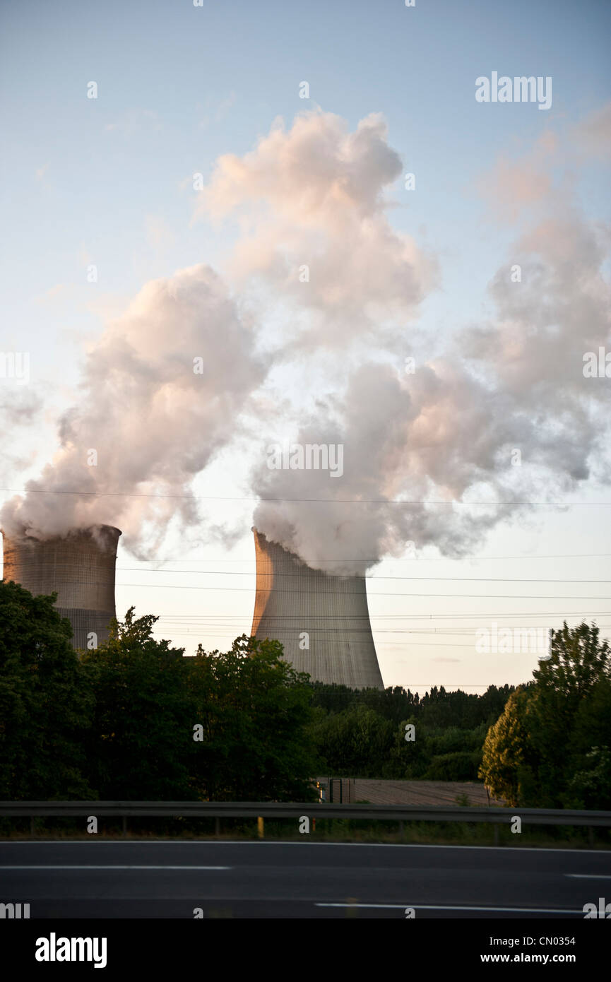 Le coucher du soleil en complément des centrales industrielles. Banque D'Images