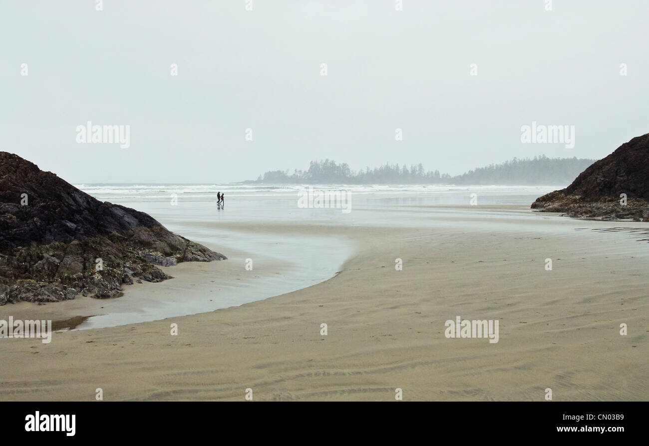 Les gens qui marchent le surf à Long Beach, la Réserve de parc national Pacific Rim, côte ouest de l'île de Vancouver, Colombie-Britannique Banque D'Images