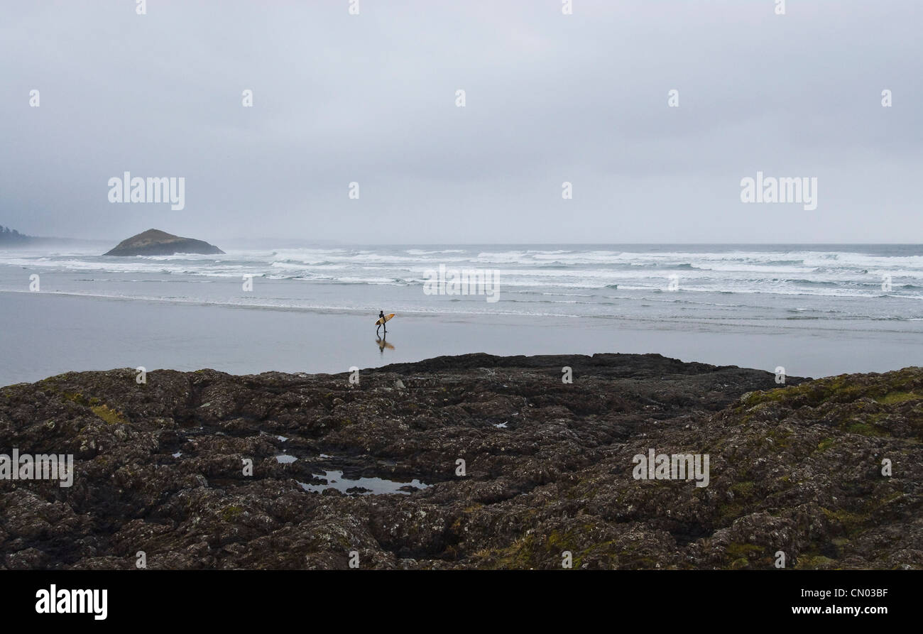 La position pour surfer les vagues au coucher du soleil sur la plage de Long Beach, la Réserve de parc national Pacific Rim, côte ouest de l'île de Vancouver, C.-B. Banque D'Images