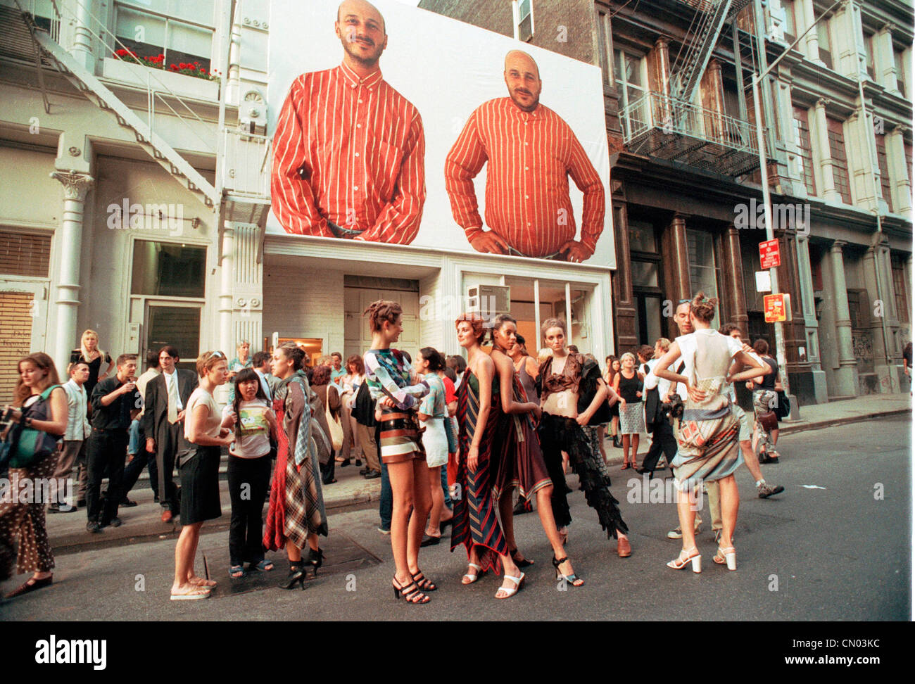 Se rassembler dans les modèles/Deitch Projects sur 76 Grand Street à Soho Banque D'Images