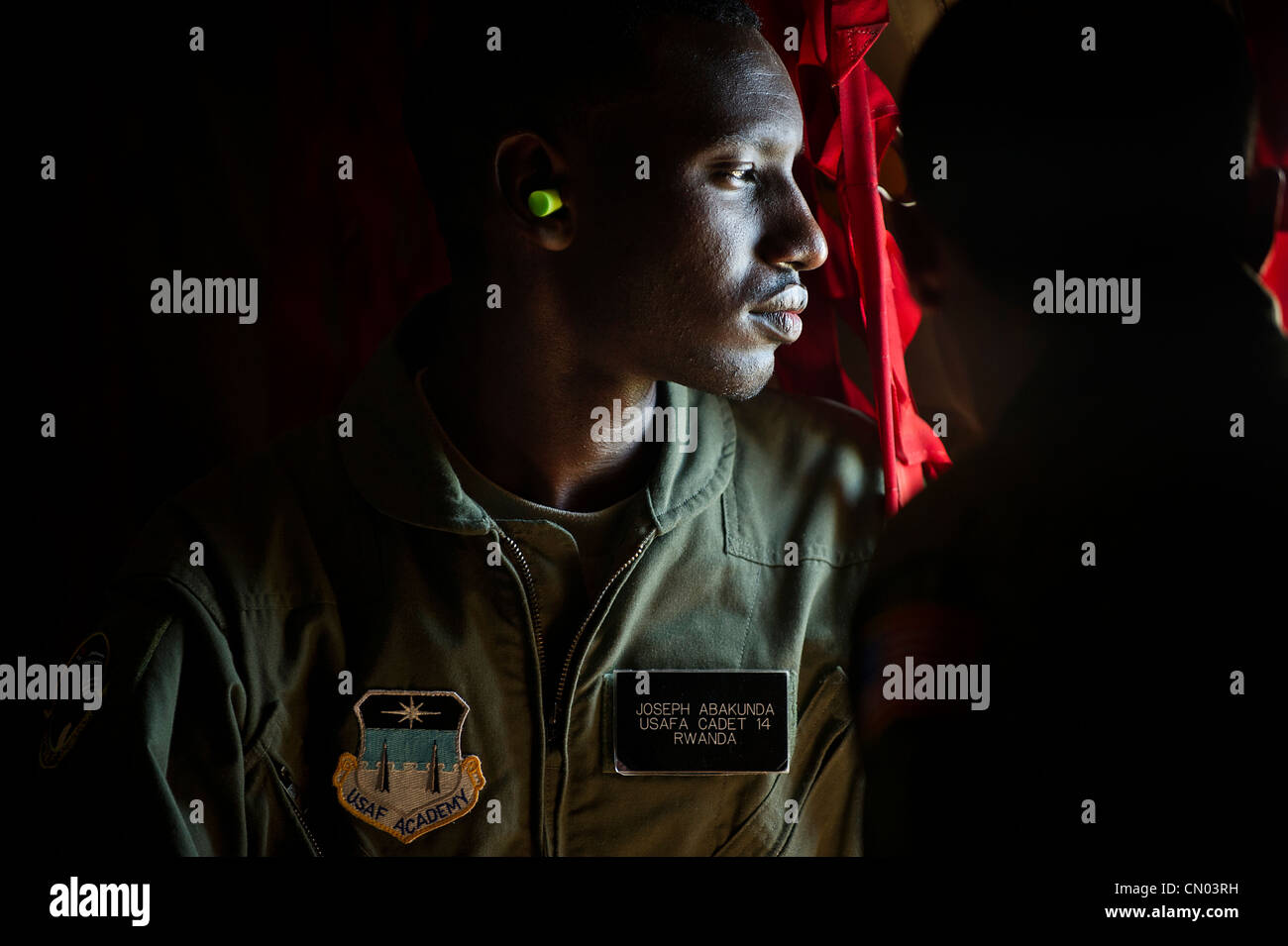 US Air Force Academy Cadet 3e classe Joseph Abakunda, un sophomore de la République du Rwanda regarde la fenêtre d'un 96e Escadron de ravitaillement aérien KC-135 Stratotanker lors d'un vol de familiarisation au-dessus du Pacifique près des îles hawaïennes le 27 mars 2012. Abakunda participe à l'Académie dans le cadre d'un programme d'échanges internationaux avec le Rwanda et les États-Unis. Abakunda espère devenir pilote d'hélicoptère après avoir obtenu son diplôme de l'académie et retourner au Rwanda pour servir son pays. Banque D'Images