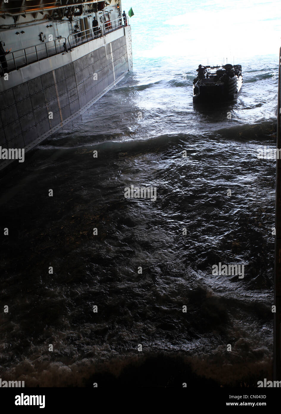 Marines et marins avec la 24e unité expéditionnaire maritime et Iwo Jima amphibie Ready Group chargent des véhicules amphibies d'assaut sur l'USS New York, le 29 mars 2012, en préparation d'un déploiement prévu de huit mois. Le 24e MEU, en partenariat avec l'ARG Iwo Jima de la Marine, se déploie sur les théâtres d'opérations européens et centraux pour servir de réserve de théâtre et de force de réponse aux crises capable d'une variété de missions allant des opérations de combat à grande échelle à l'aide humanitaire et aux secours en cas de catastrophe. Banque D'Images