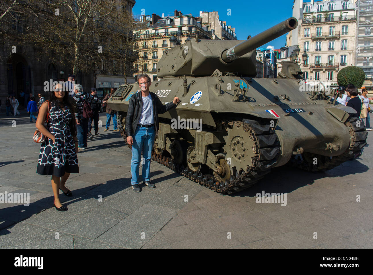 Paris, France, touristes rendant visite aux soldats de l'armée française lors de la cérémonie commémorative des héros de la Seconde Guerre mondiale, vacances historiques Banque D'Images