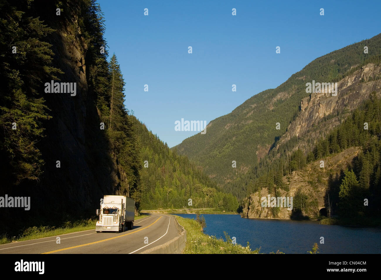 La conduite de camions sur l'autoroute 1 à l'ouest de Revelstoke, Colombie-Britannique Banque D'Images