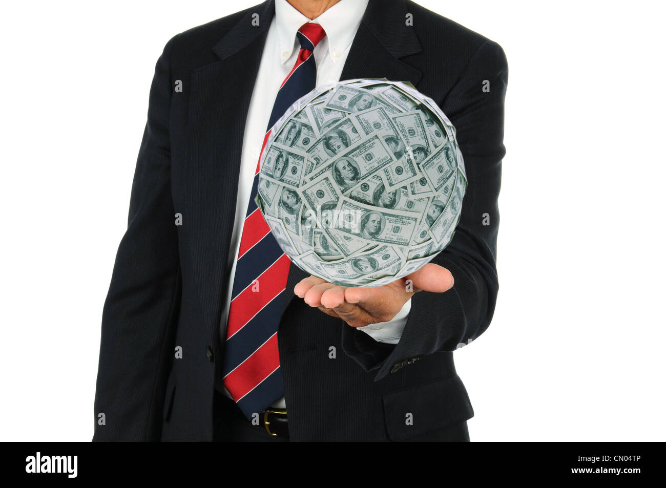 Businessman holding un gros ballon d'argent dans la paume de sa main. Banque D'Images