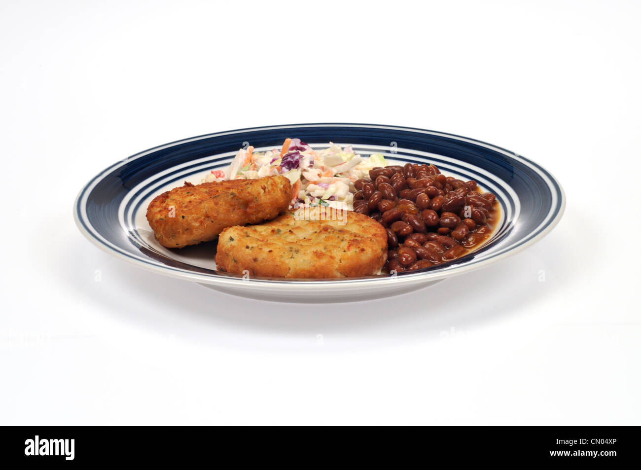 Assiette de cod fishcakes avec salade de chou et des haricots à boston Banque D'Images