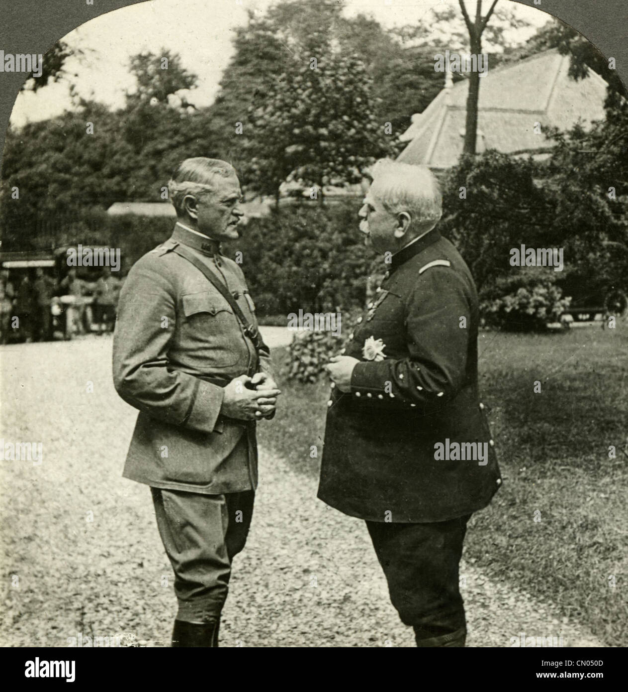 Circa 1910 photographie du Maréchal Joseph Jacques Césaire Joffre et John Joseph "Black Jack" Pershing. Banque D'Images