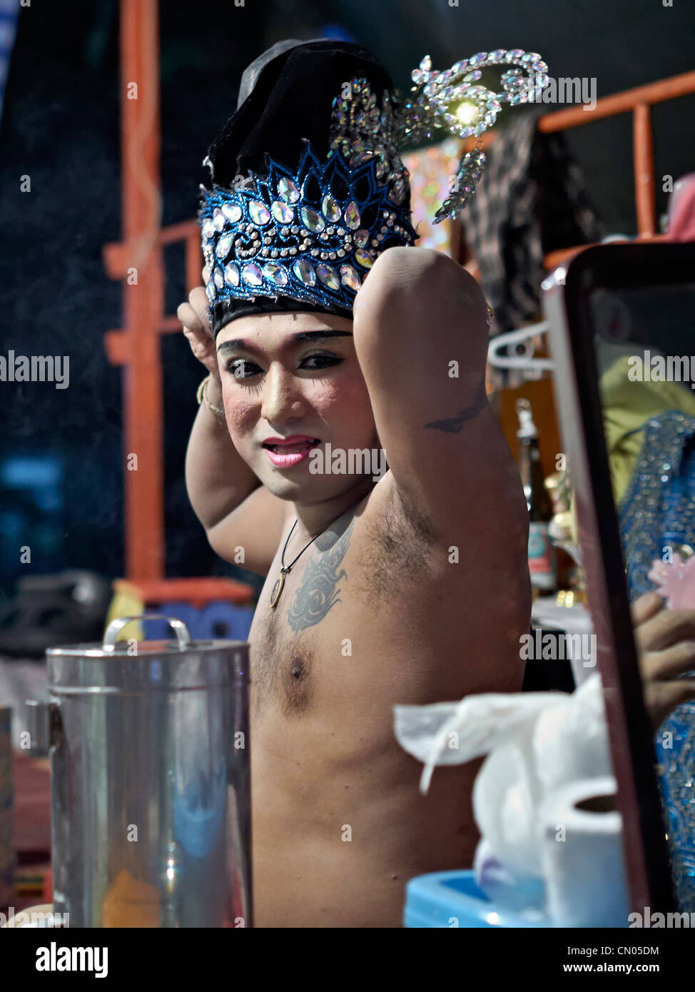 Acteur transsexuel Thaïlande backstage préalable à l'exécution Banque D'Images