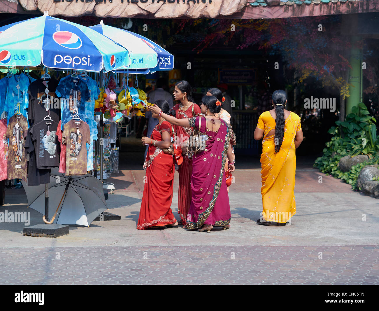 Les femmes indiennes asiatiques font du shopping et portent une robe Sari traditionnelle Banque D'Images