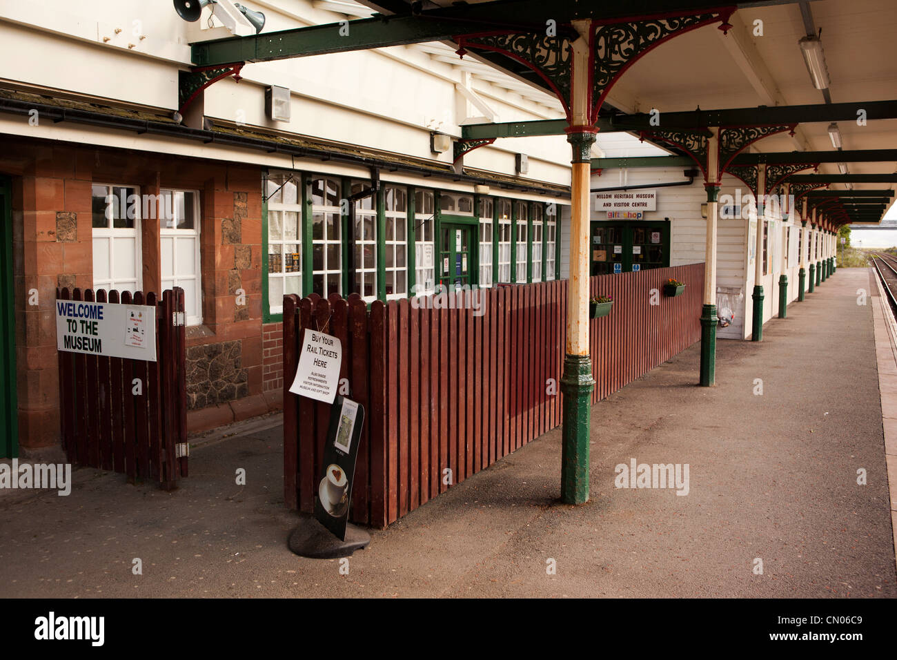 UK, Cumbria, Barrow in Furness, Heritage Museum et centre d'information sur la plateforme de la gare de chemin de fer Banque D'Images