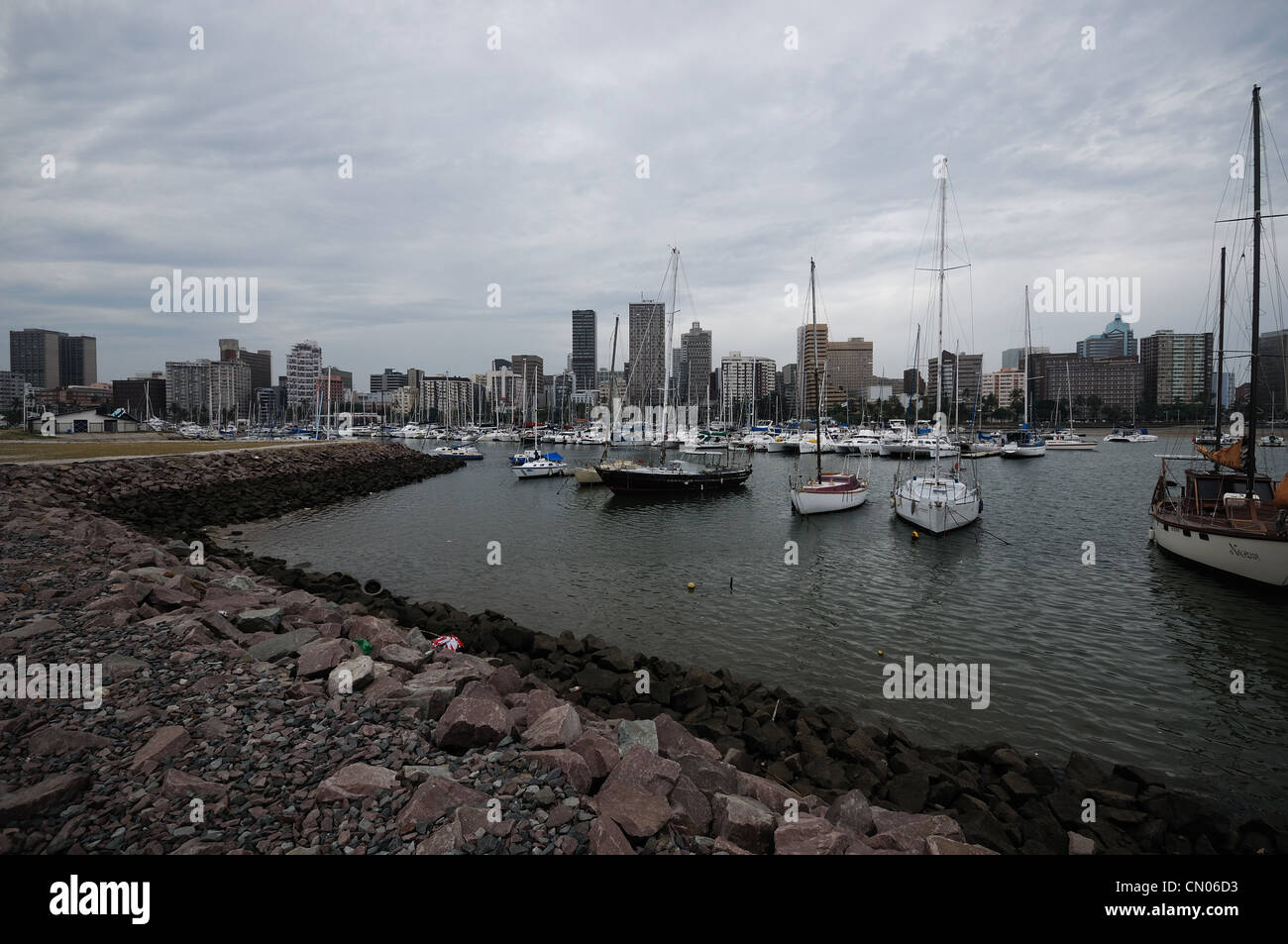 Le port de plaisance avec la ville de Durban derrière elle Banque D'Images