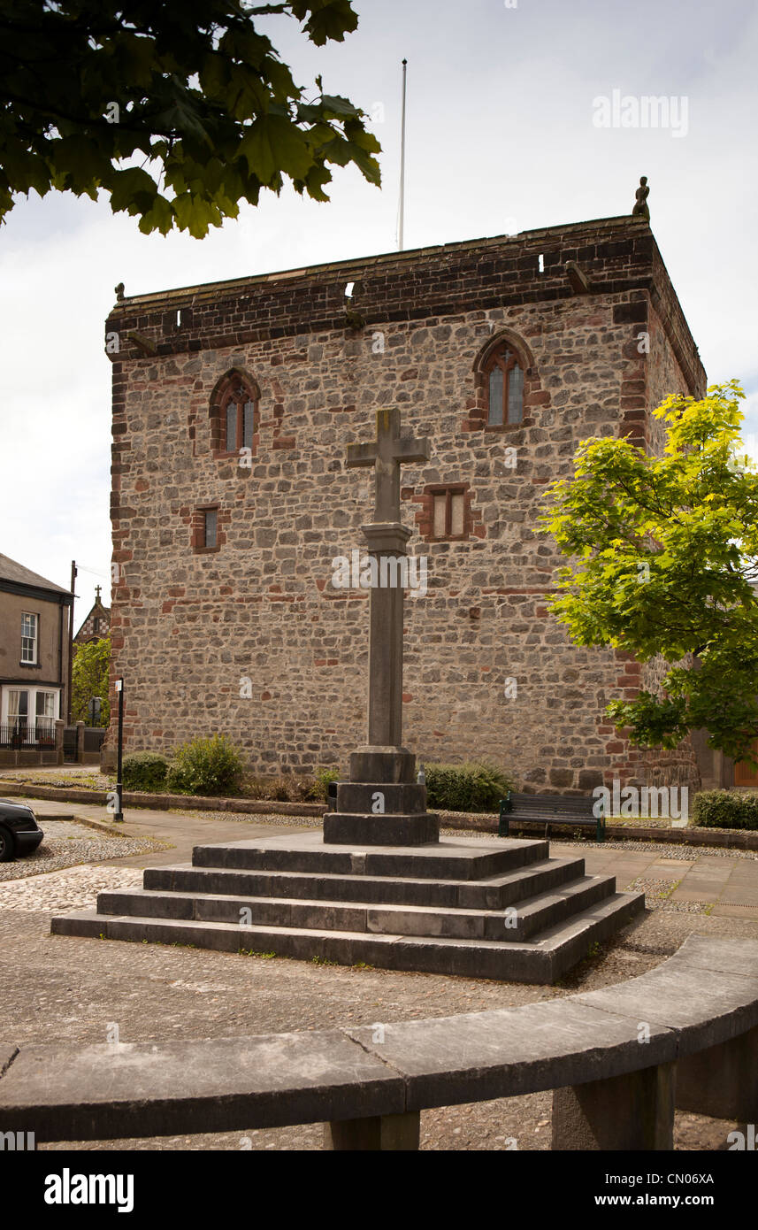 UK, Cumbria, Dalton de Furness, croix à côté du marché le Château Banque D'Images