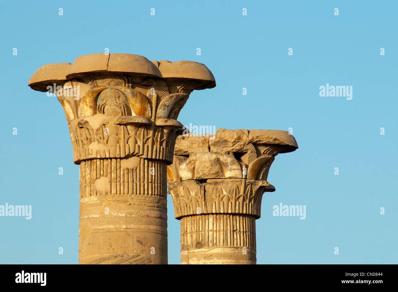 Détail de la colonne à chapiteaux composites temple funéraire de Ramsès III à Médinet Habou sur la rive ouest de Louxor, Egypte Banque D'Images