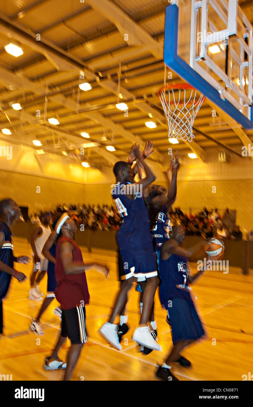 Basket-ball joué par la jeunesse noire dans une salle de sport sport Banque D'Images