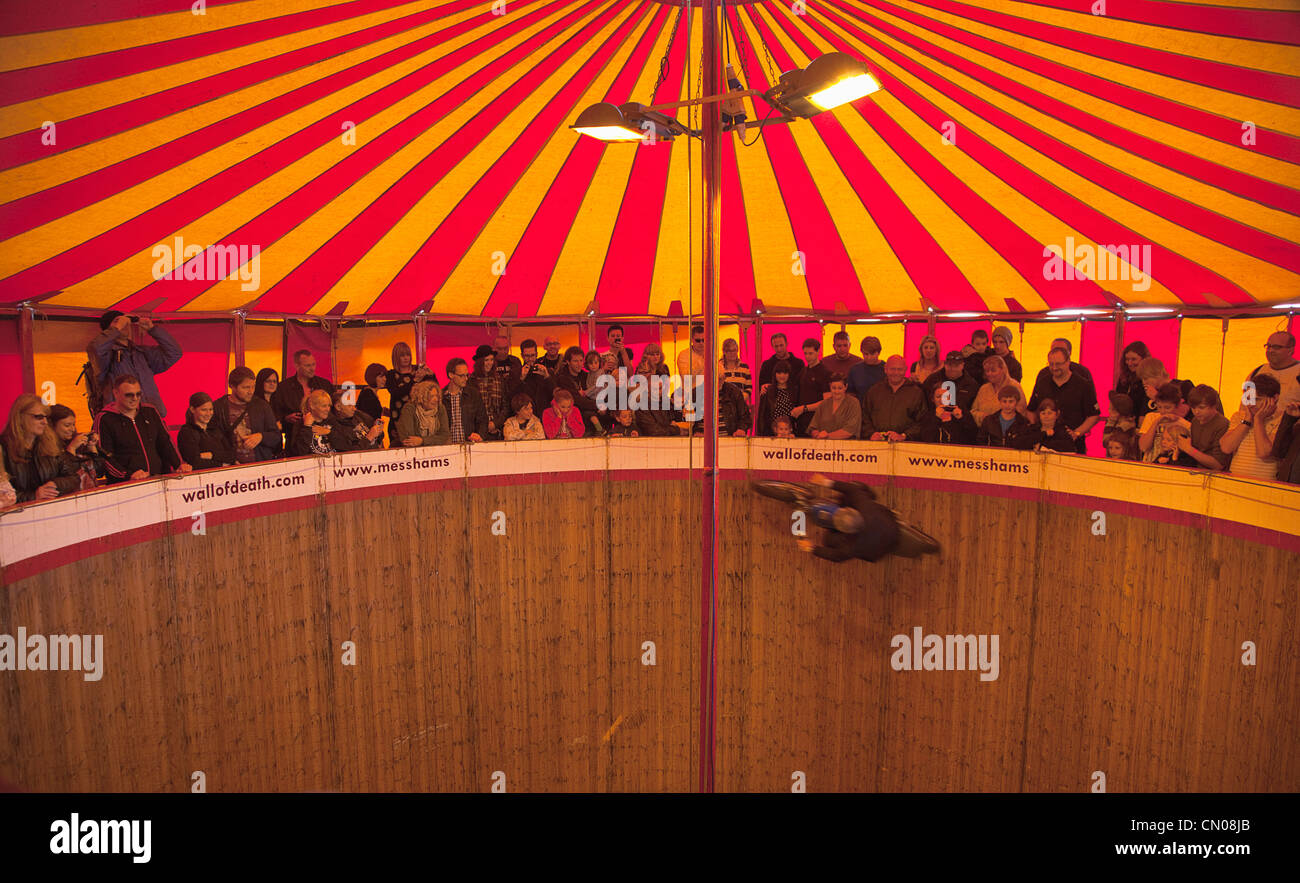 L'Angleterre, l'East Sussex, Brighton, mur de la mort dans l'île de Madère fairground attraction moto de route moto lors de festival. Banque D'Images