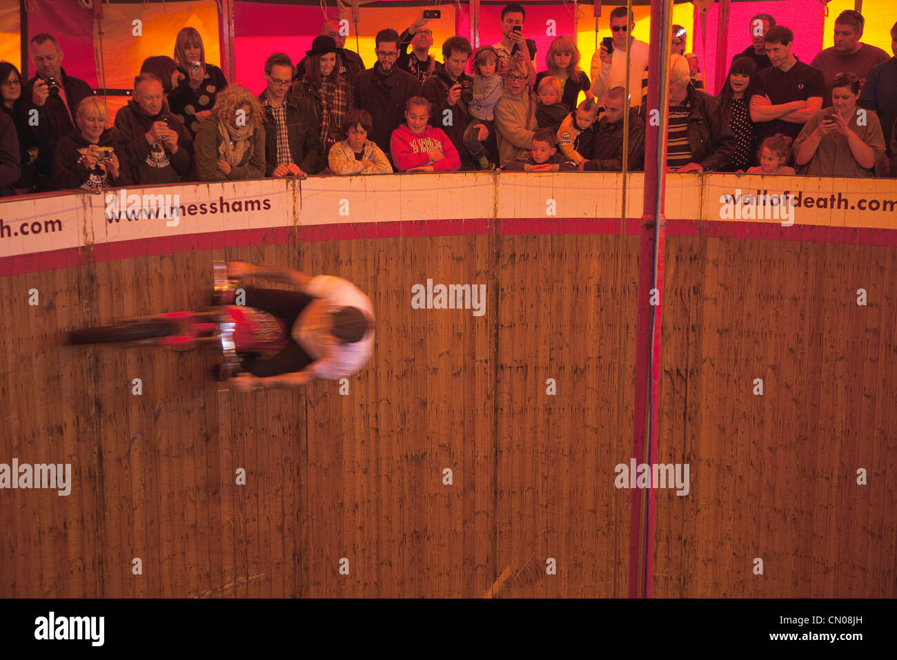 L'Angleterre, l'East Sussex, Brighton, mur de la mort dans l'île de Madère fairground attraction moto de route moto lors de festival. Banque D'Images