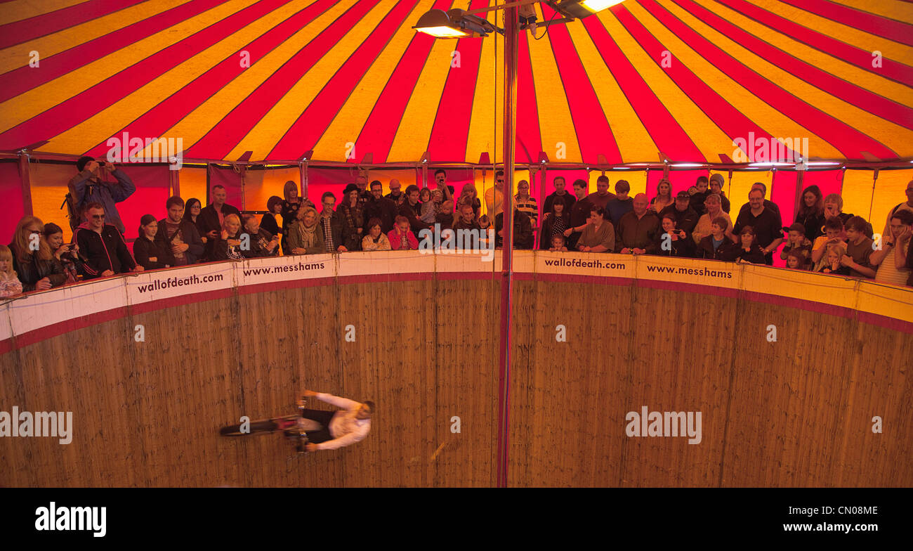 L'Angleterre, l'East Sussex, Brighton, mur de la mort dans l'île de Madère fairground attraction moto de route moto lors de festival. Banque D'Images