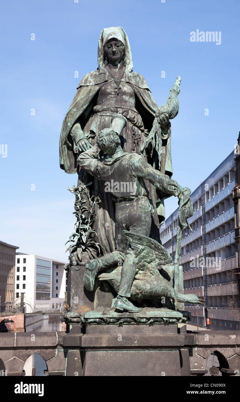 Statue de Sainte Gertrude sur Gertraudenbrücke, Berlin, Allemagne Banque D'Images