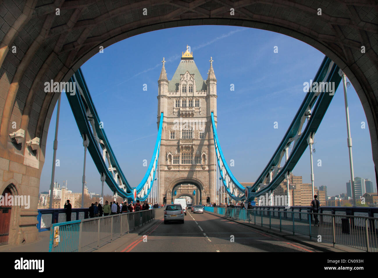 Angleterre Londres la route sur Tower Bridge Banque D'Images