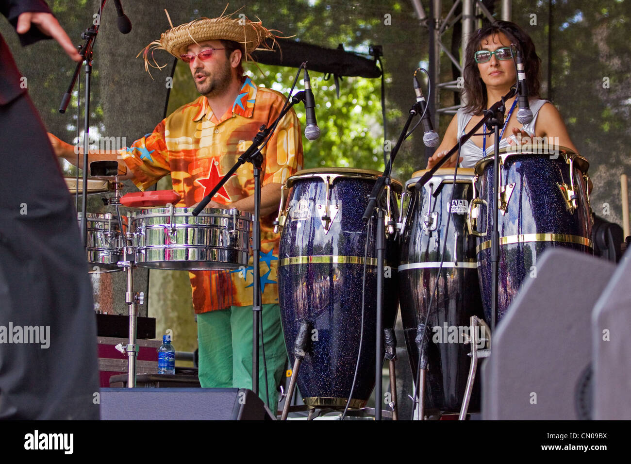 Les percussionnistes avec le groupe de salsa Salsanova effectuant au Bristol Harbour Festival Banque D'Images