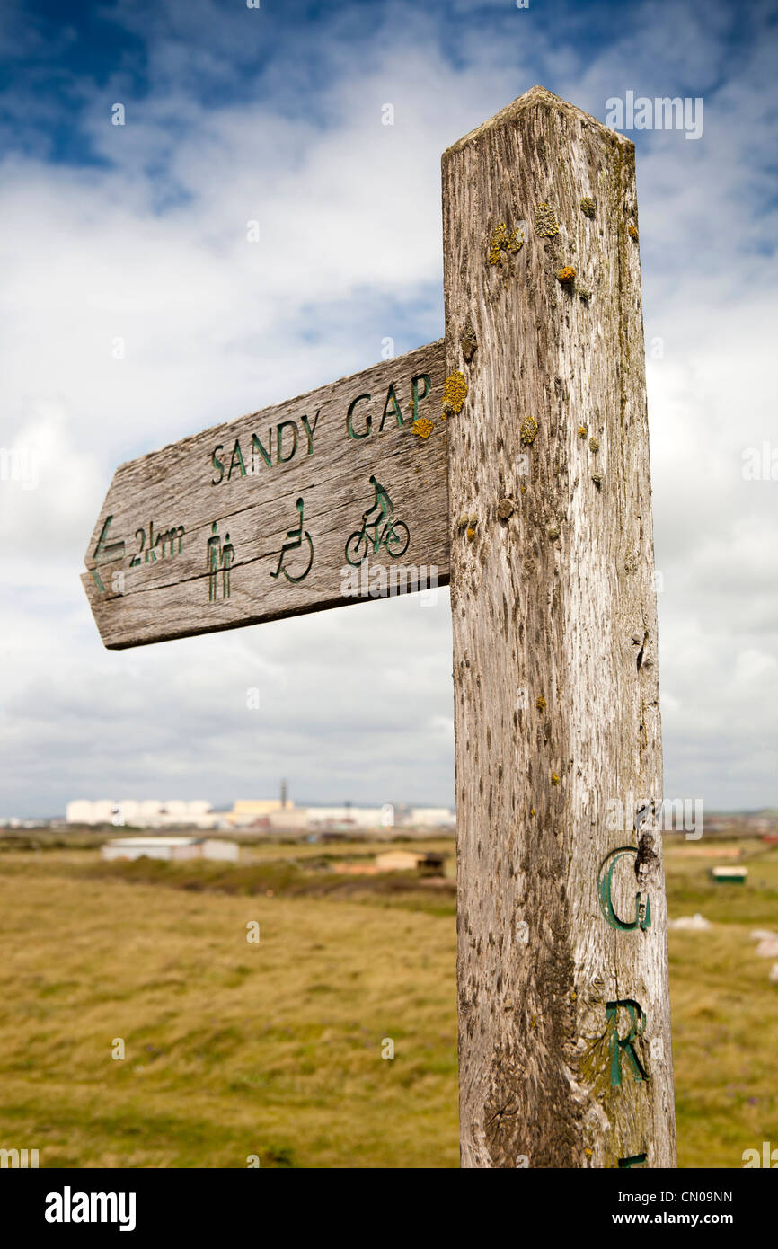 UK, Cumbria, Barrow in Furness, Walney Island, sentier public sign post à Sandy Gap Banque D'Images