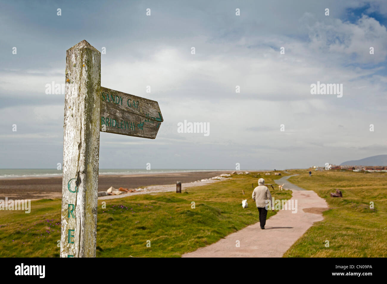 UK, Cumbria, Barrow in Furness, Walney Island, sentier public sign post à Sandy Gap Banque D'Images