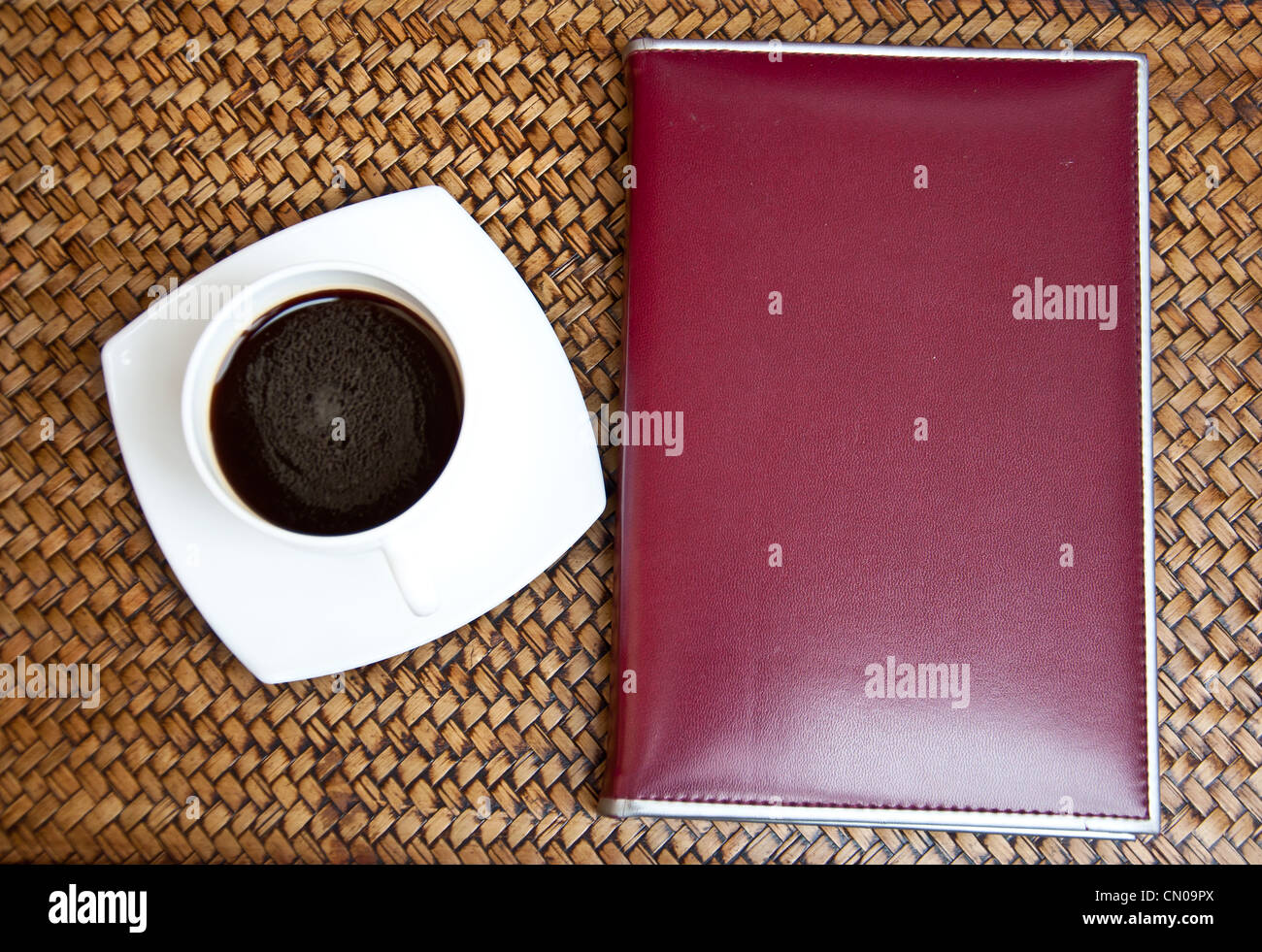 Le papier blanc et du café noir sur fond de carex Banque D'Images