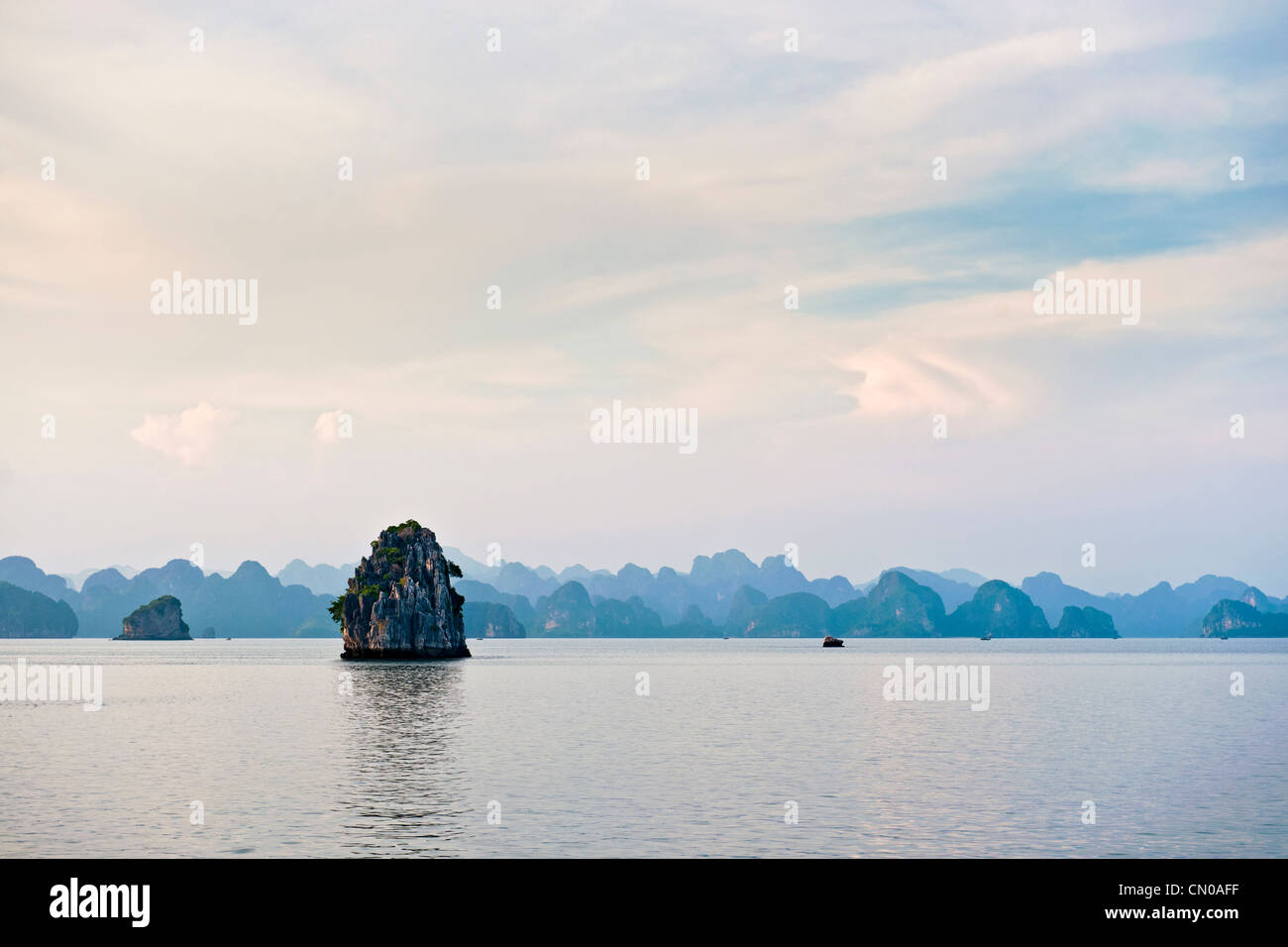 Ha Long Bay, la baie d'Halong. UNESCO World Heritage Site. Le Vietnam. Banque D'Images
