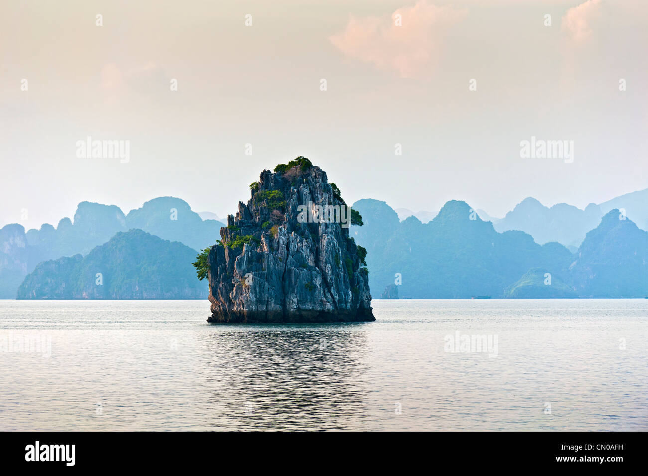 Ha Long Bay, la baie d'Halong, Patrimoine Mondial de l'UNESCO. Le Vietnam. Banque D'Images