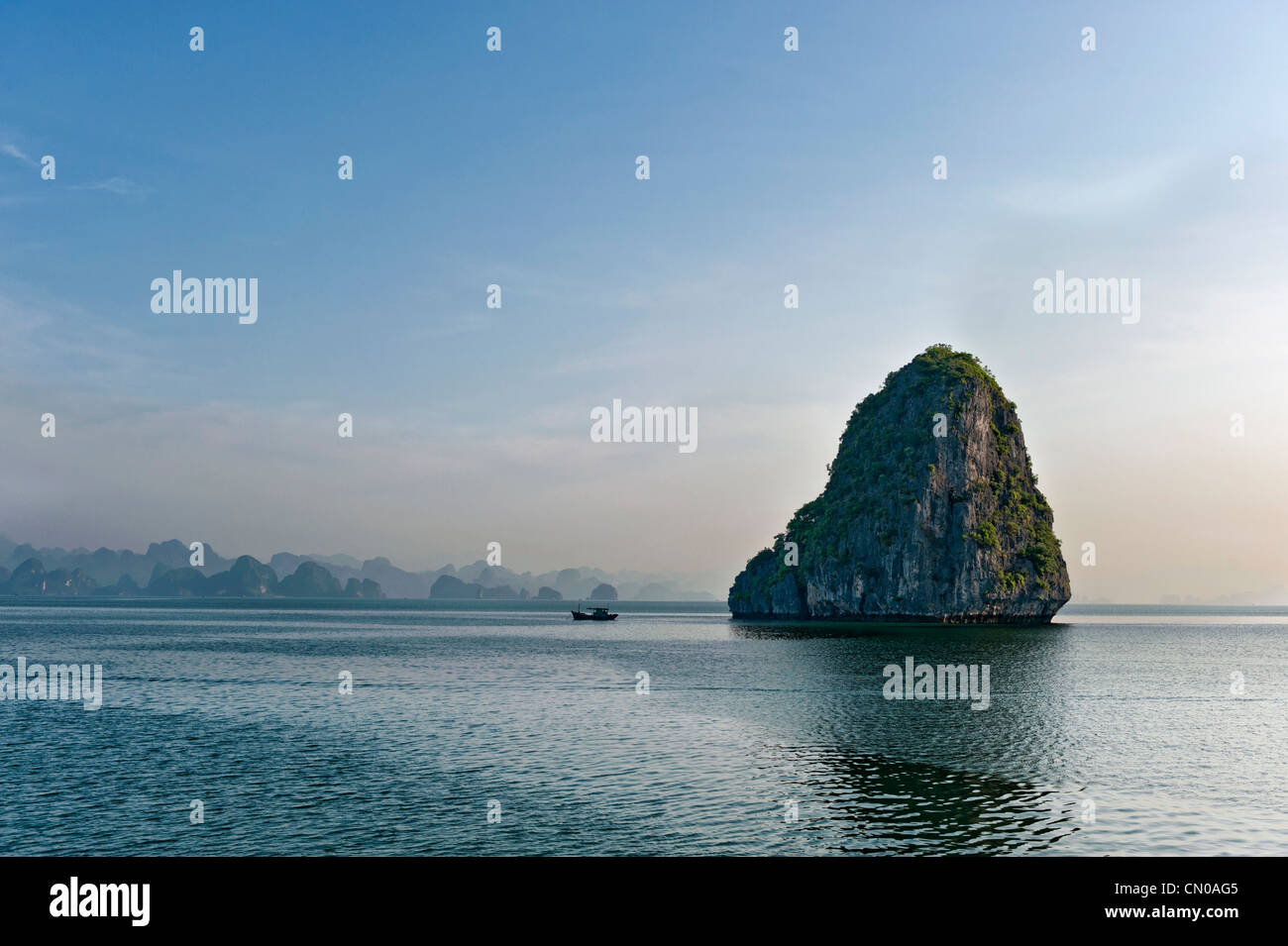 Ha Long Bay. La baie d'Halong, Patrimoine Mondial de l'UNESCO. Le Vietnam. Banque D'Images