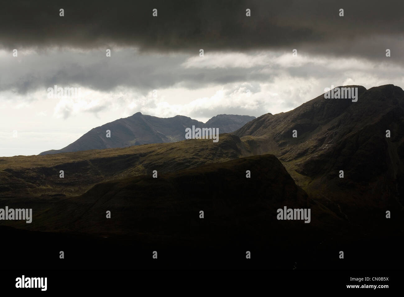 Passant au-dessus des nuages de couvaison et les Cuillin Bla bheinn dans l'arrière-plan de Beinn Dearg Mhor Broadford Isle of Skye Ecosse Banque D'Images