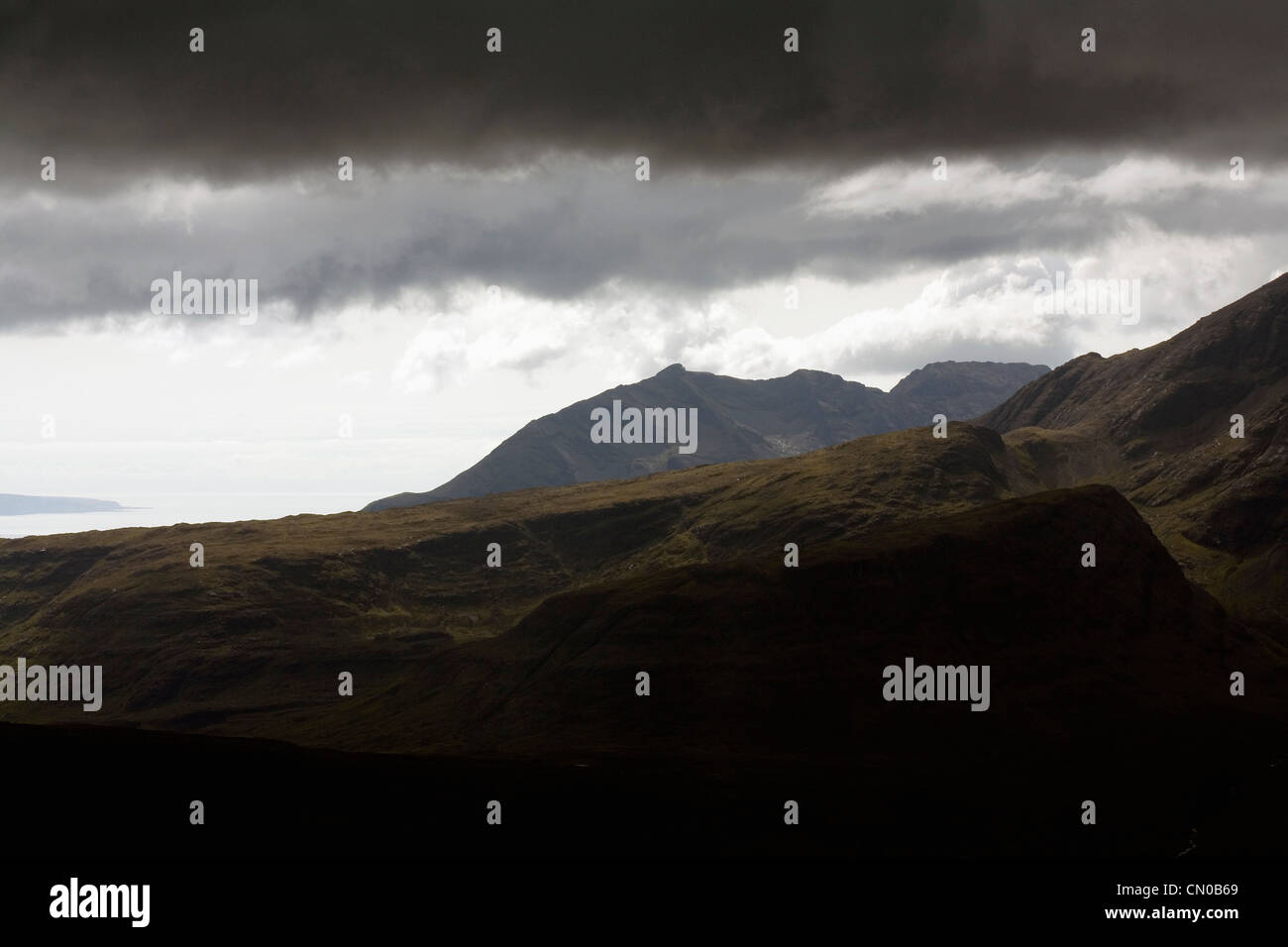 Passant au-dessus des nuages de couvaison Bla bheinn avec les Cuillin en arrière-plan de Beinn Dearg Mhor Broadford Isle of Skye Ecosse Banque D'Images