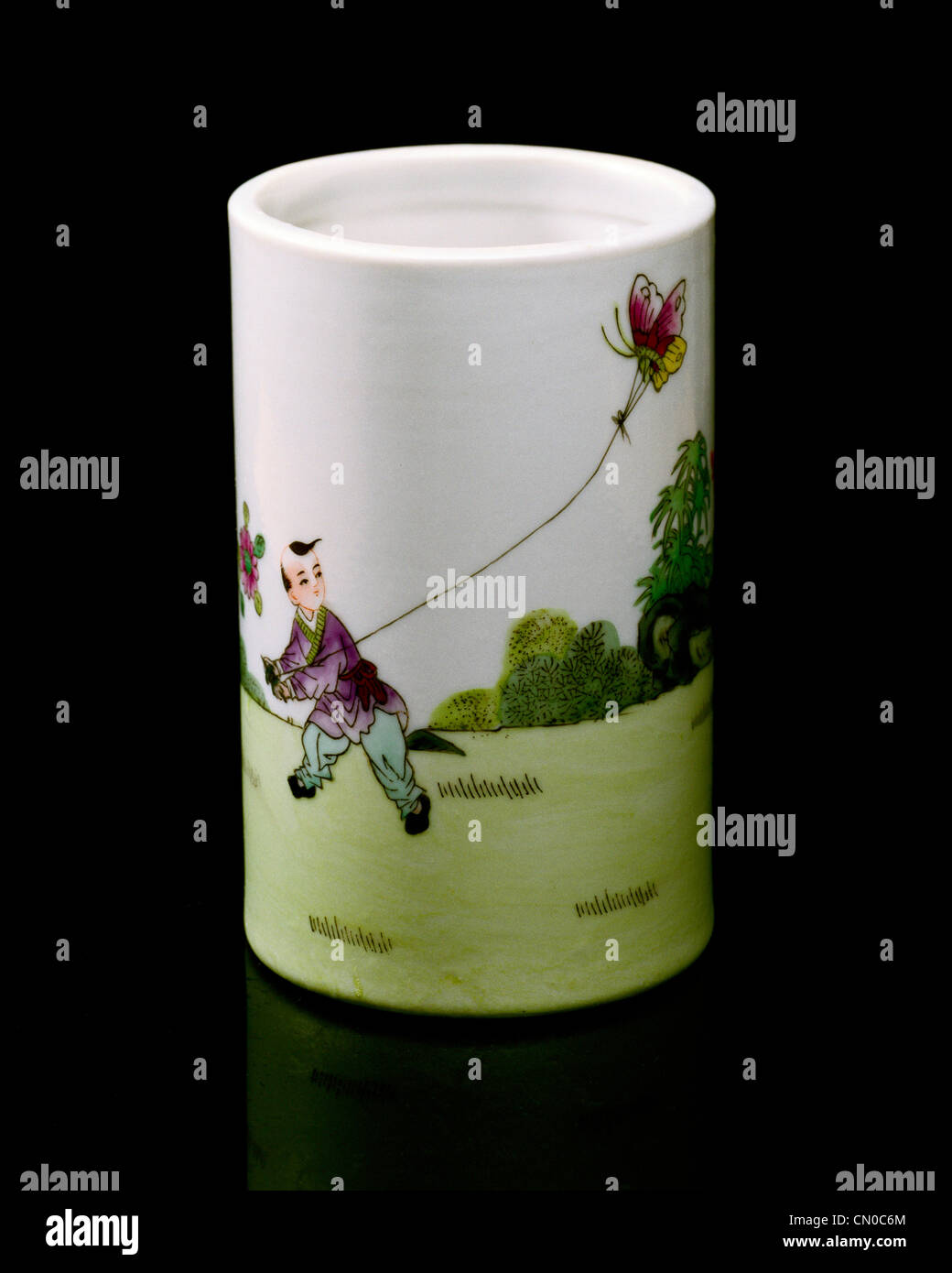 Vase cylindrique avec photo de Chinese boy flying a kite Banque D'Images