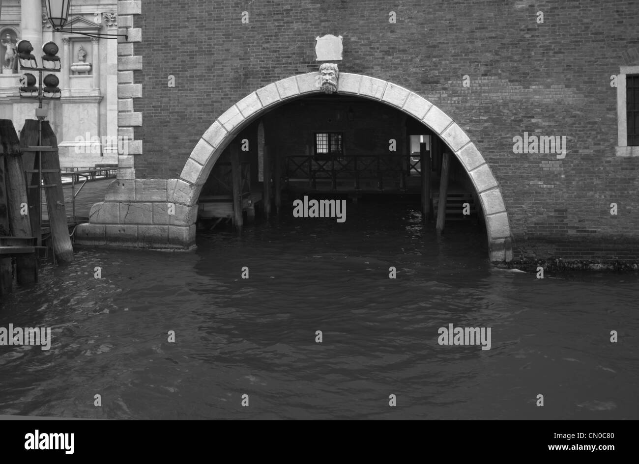 À la recherche d'archway sous voile moorings en résidence. Banque D'Images