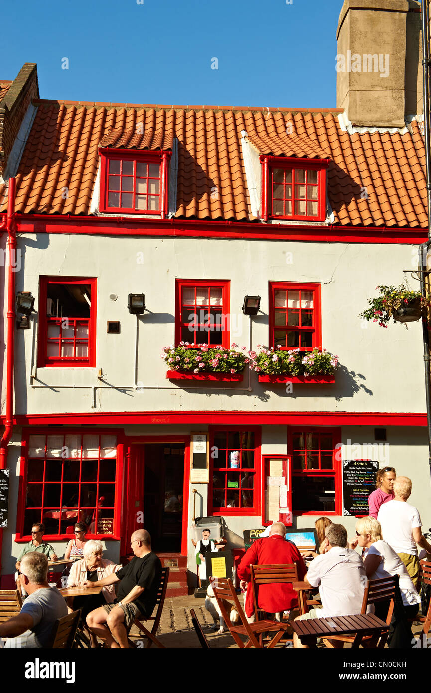 Café rouge et blanc dans la vieille ville de Whitby. Whitby, North Yorkshire, Angleterre Banque D'Images