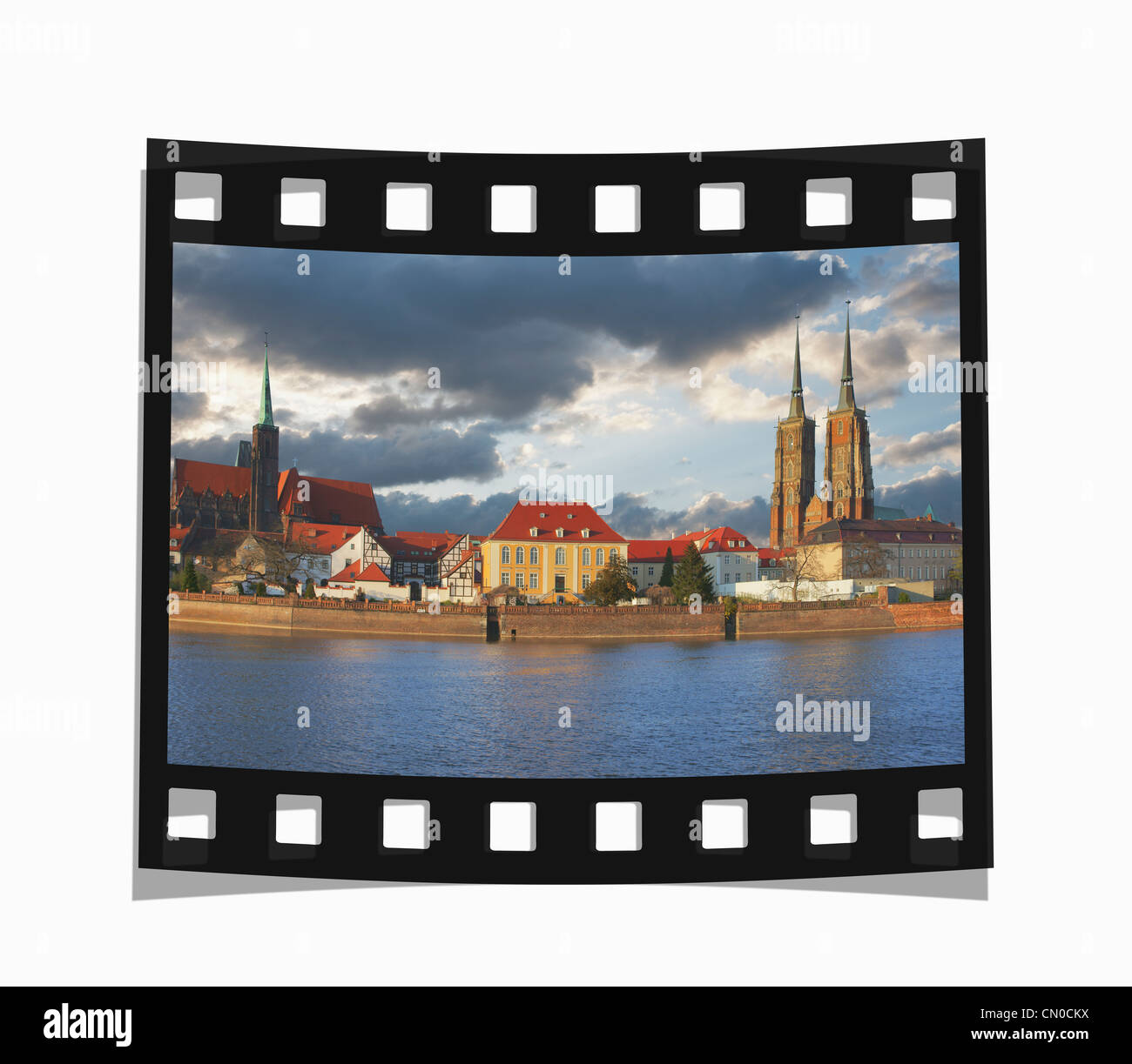 Film fixe : vue sur le Oder-River à l'île Dome, le dôme et l'église de la Sainte Croix, comté de Wroclaw, Pologne Banque D'Images