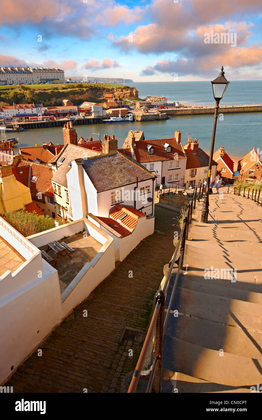 199 marches donnant sur le port de Whitby. North Yorkshire, Angleterre Banque D'Images