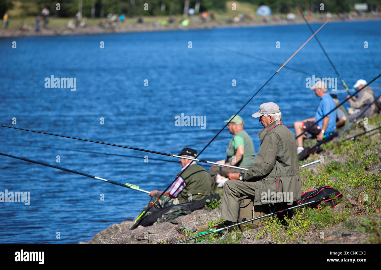 Championnats nationaux finlandais de pêche à la ligne ( Suomenmestaruus ) 2011 au canal Kansola Saimaa. Série de vétérans (60+). , Finlande Banque D'Images