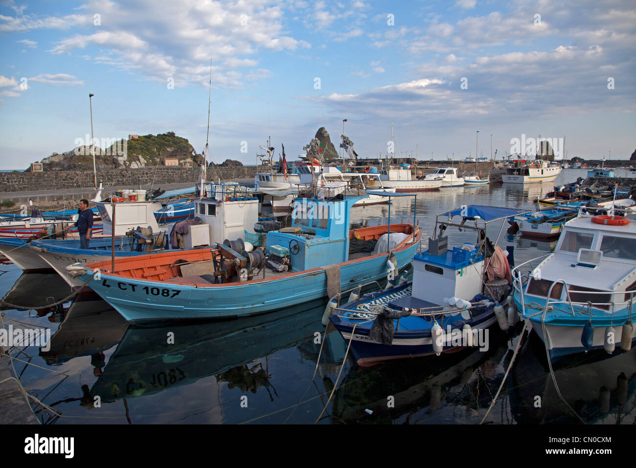 Le port de pêche de Aci Trezza Sicile Banque D'Images