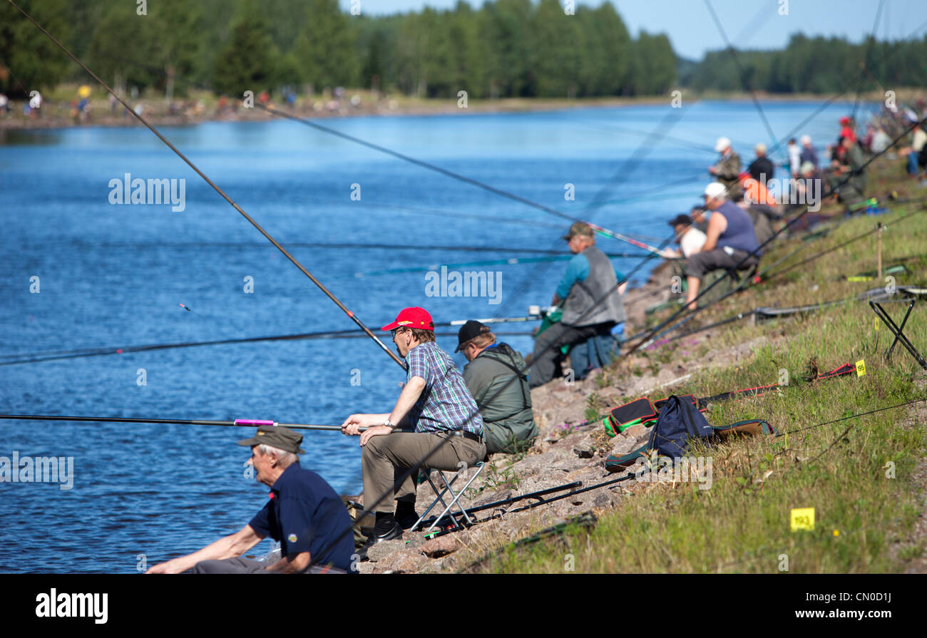 Série vétéran concurrents au championnat national finlandais de la pêche à la ligne 2011 à Kansola Canal de Saimaa. , Finlande Banque D'Images