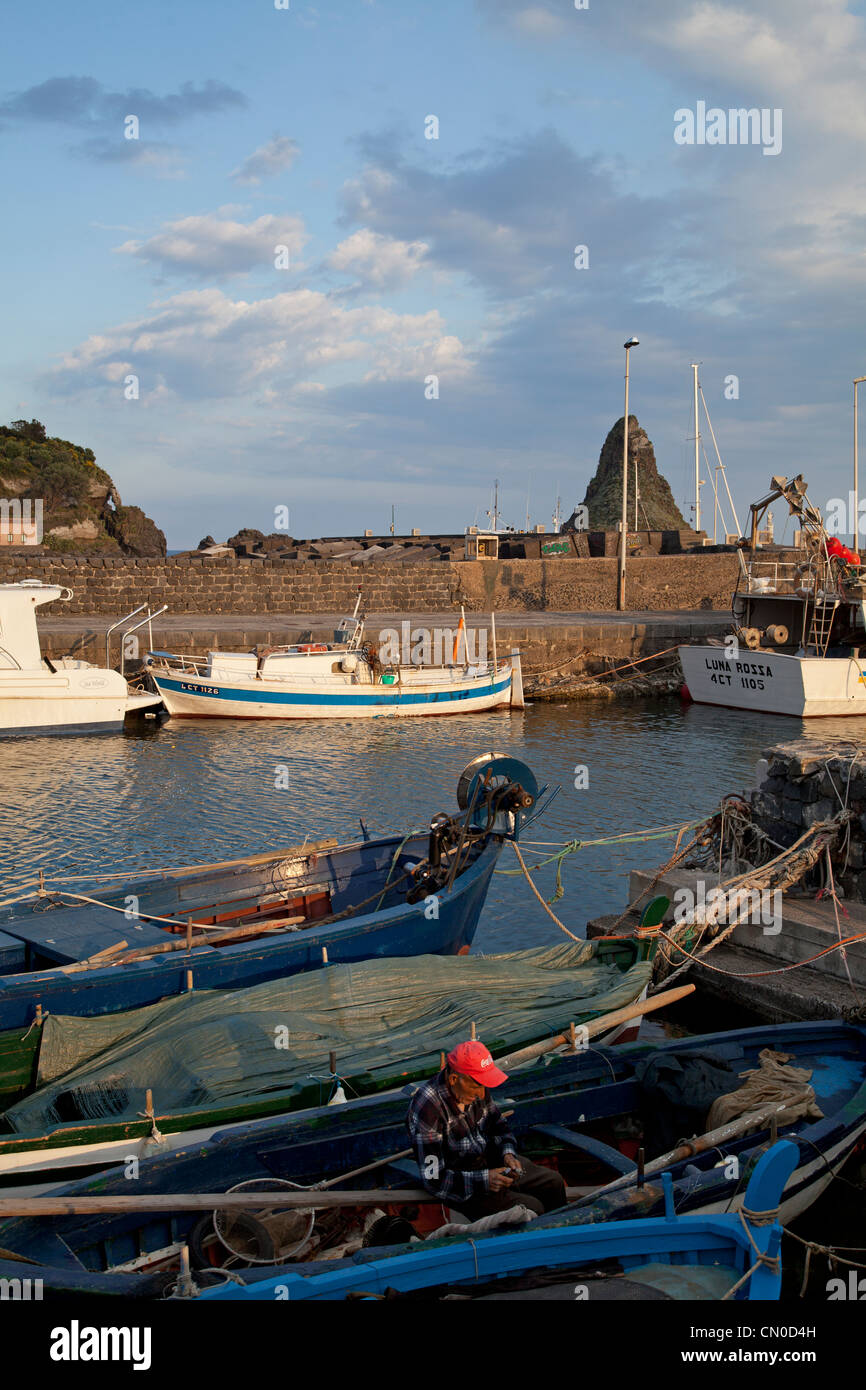 Le port de pêche de Aci Trezza Sicile Banque D'Images