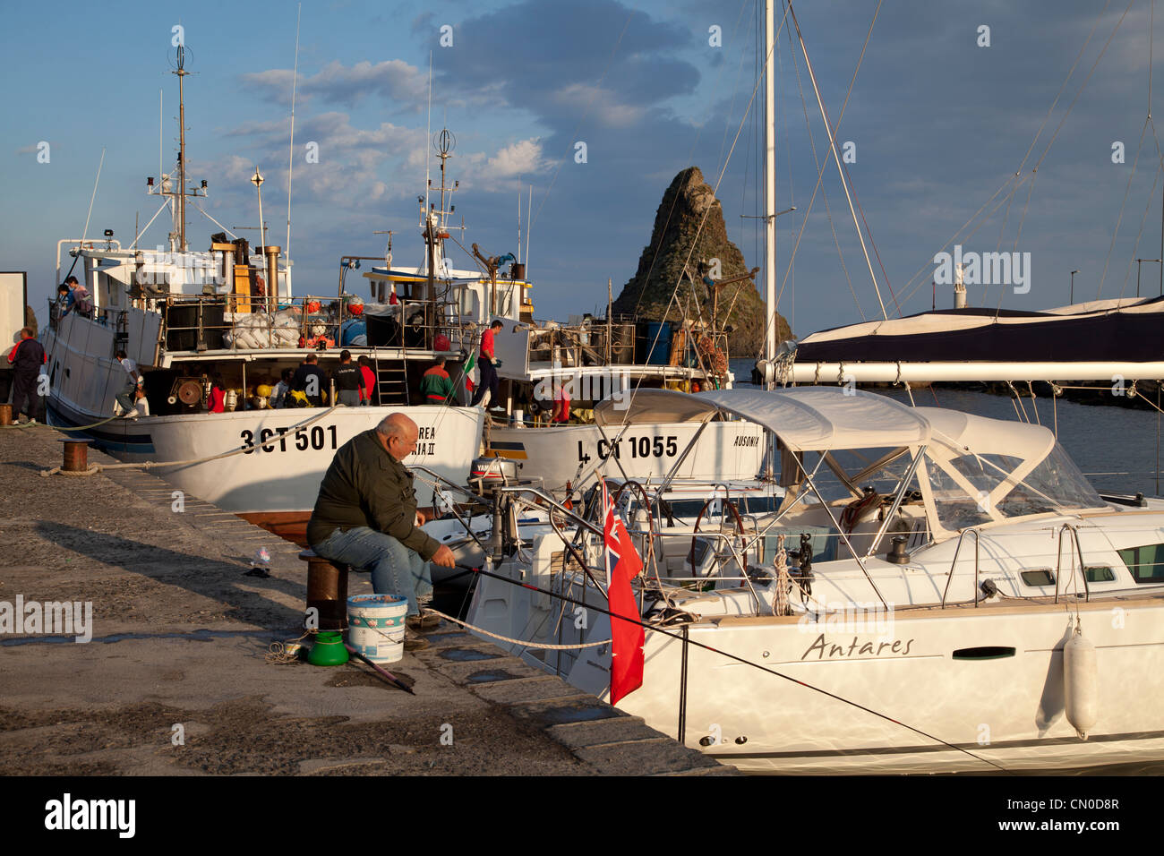 Le port de pêche de Aci Trezza Sicile Banque D'Images