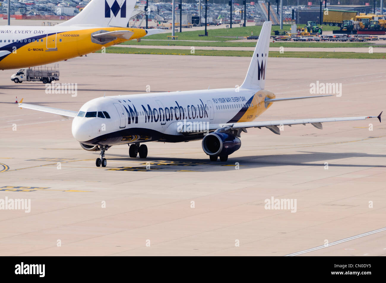 Monarch Airlines A321 roulait sur une aire de l'aéroport. Banque D'Images