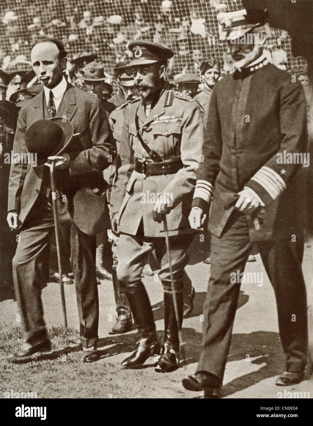 Le roi George V, 1865 - 1936 assistant à un match de baseball à Stamford Bridge, Londres, Angleterre en l'honneur de l'allié américain 1918 Banque D'Images