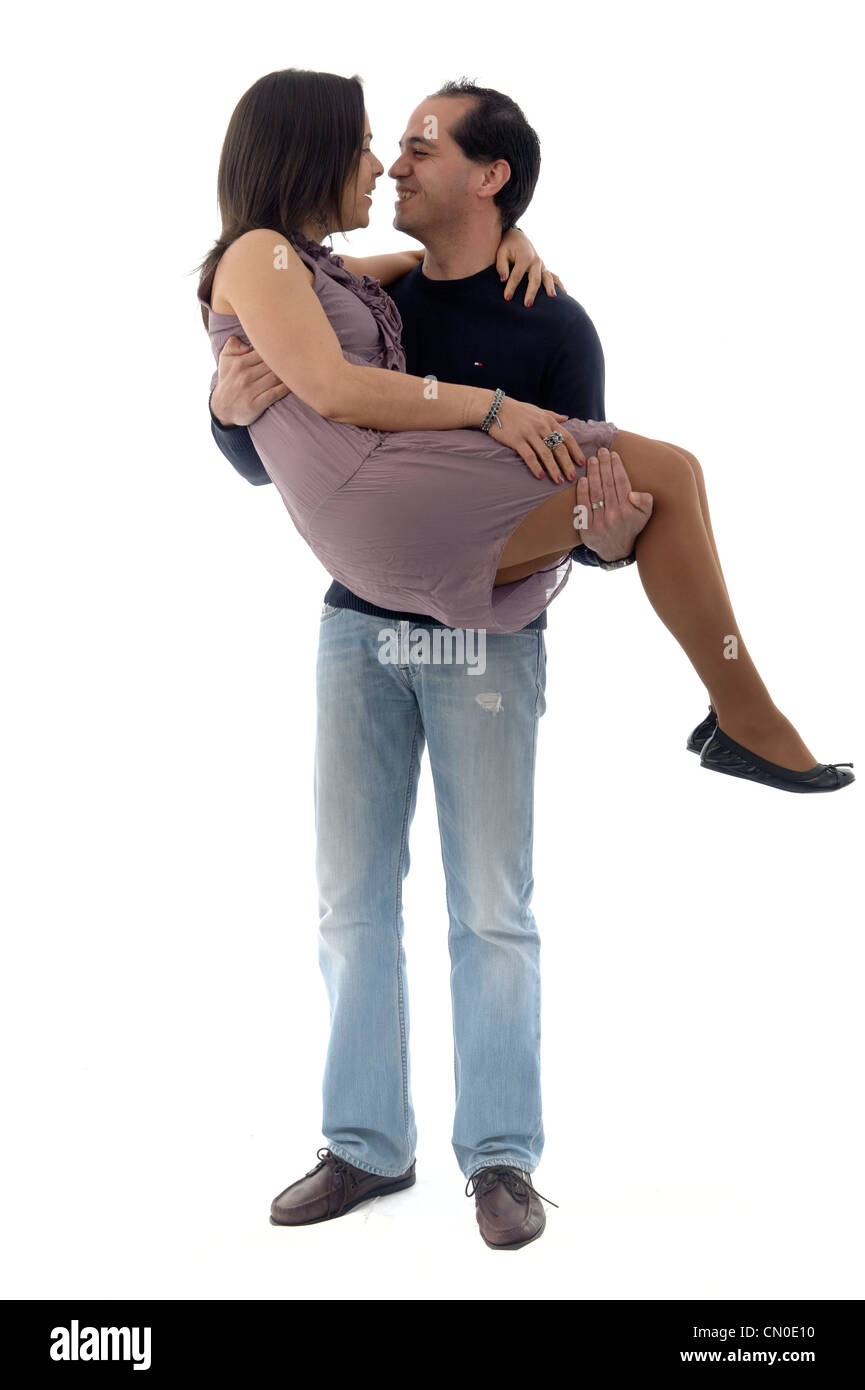 Couple pleine longueur avec man holding woman in arms isolé sur fond blanc Banque D'Images