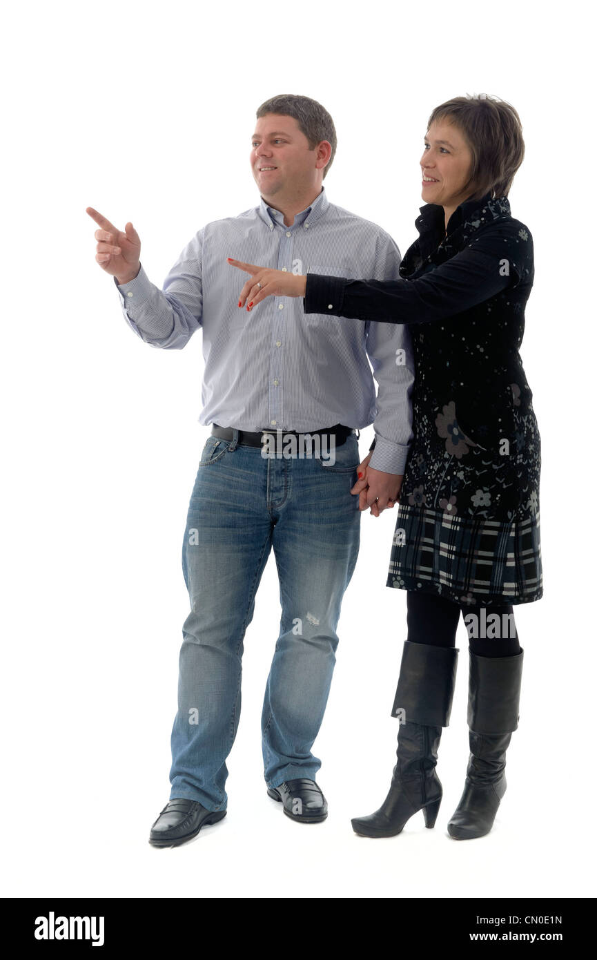 Couple pointing full length isolé sur fond blanc Banque D'Images