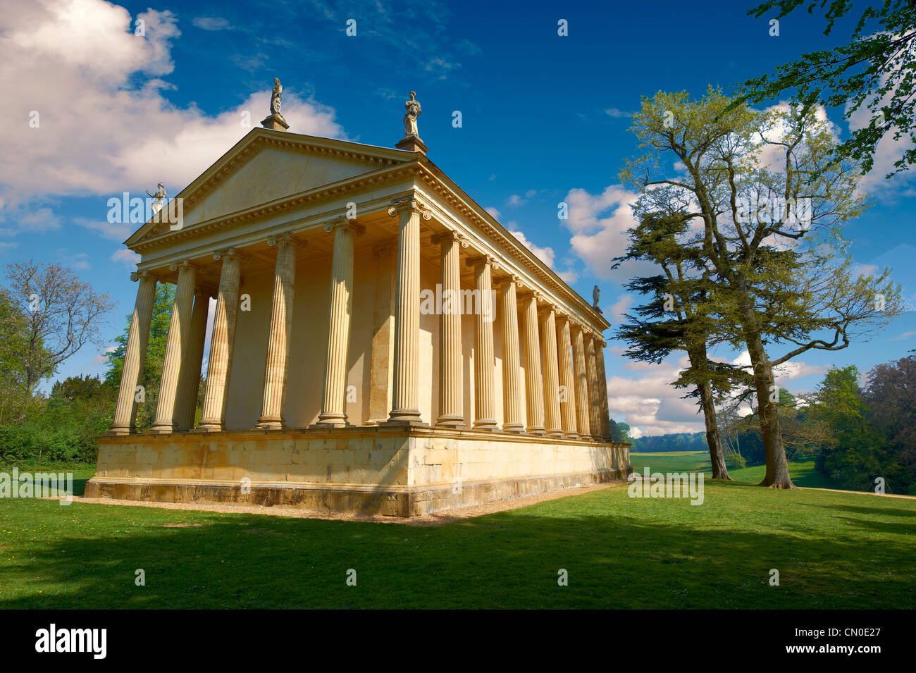 Temple grec néo-classique dans le paysage des jardins de Stowe House, ancienne résidence des ducs de Buckingham Banque D'Images